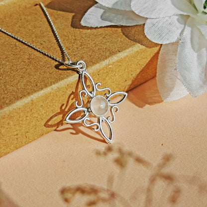 Colgante Nudo de Bruja y Cuarzo Rosa en Plata de Ley 925