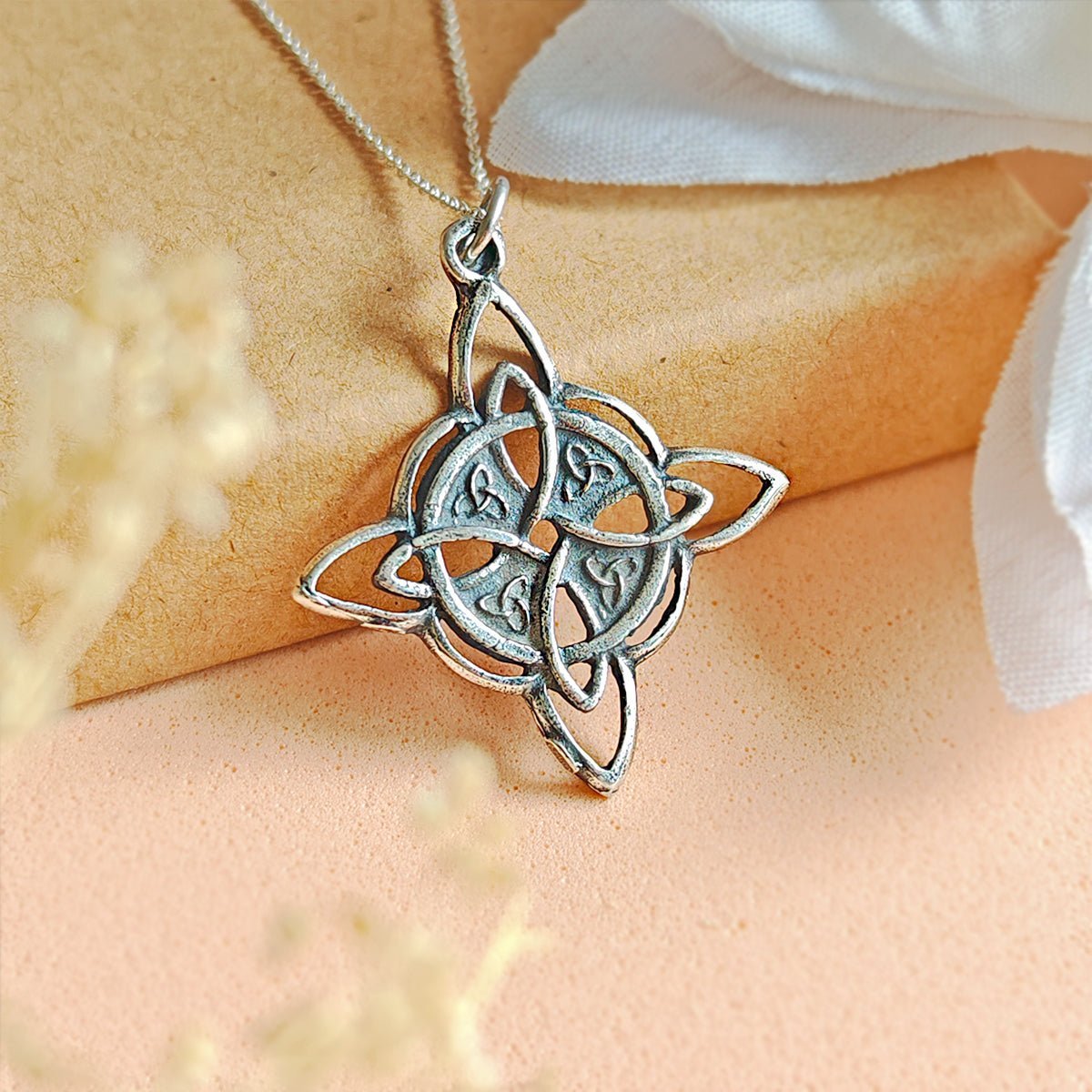 Colgante de plata de ley 925 con nudo de bruja y triqueta, diseño místico y elegante en acabado brillante.