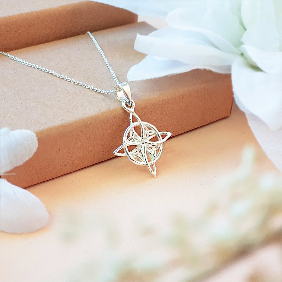 Colgante de plata de ley 925 con nudo de bruja y triqueta, diseño místico y elegante en acabado brillante.