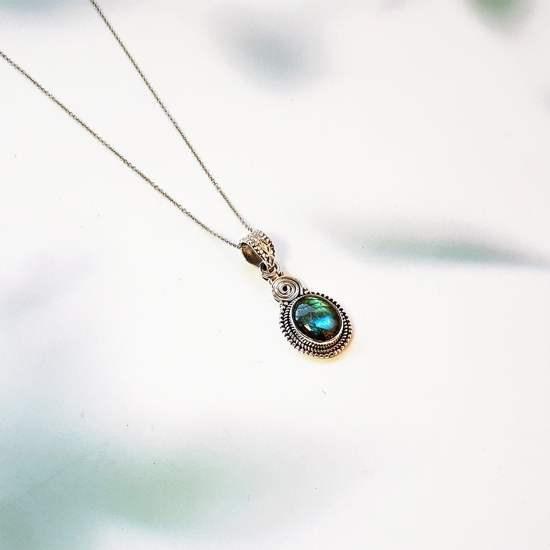 Colgante de plata de ley con espiral de labradorita en forma oval, joya elegante y natural de Mystical Tienda.
