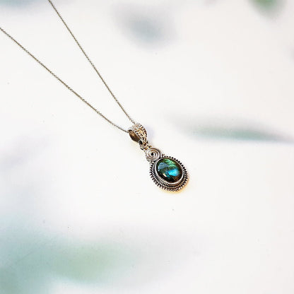 Colgante de plata de ley con espiral de labradorita en forma oval, joya elegante y natural de Mystical Tienda.