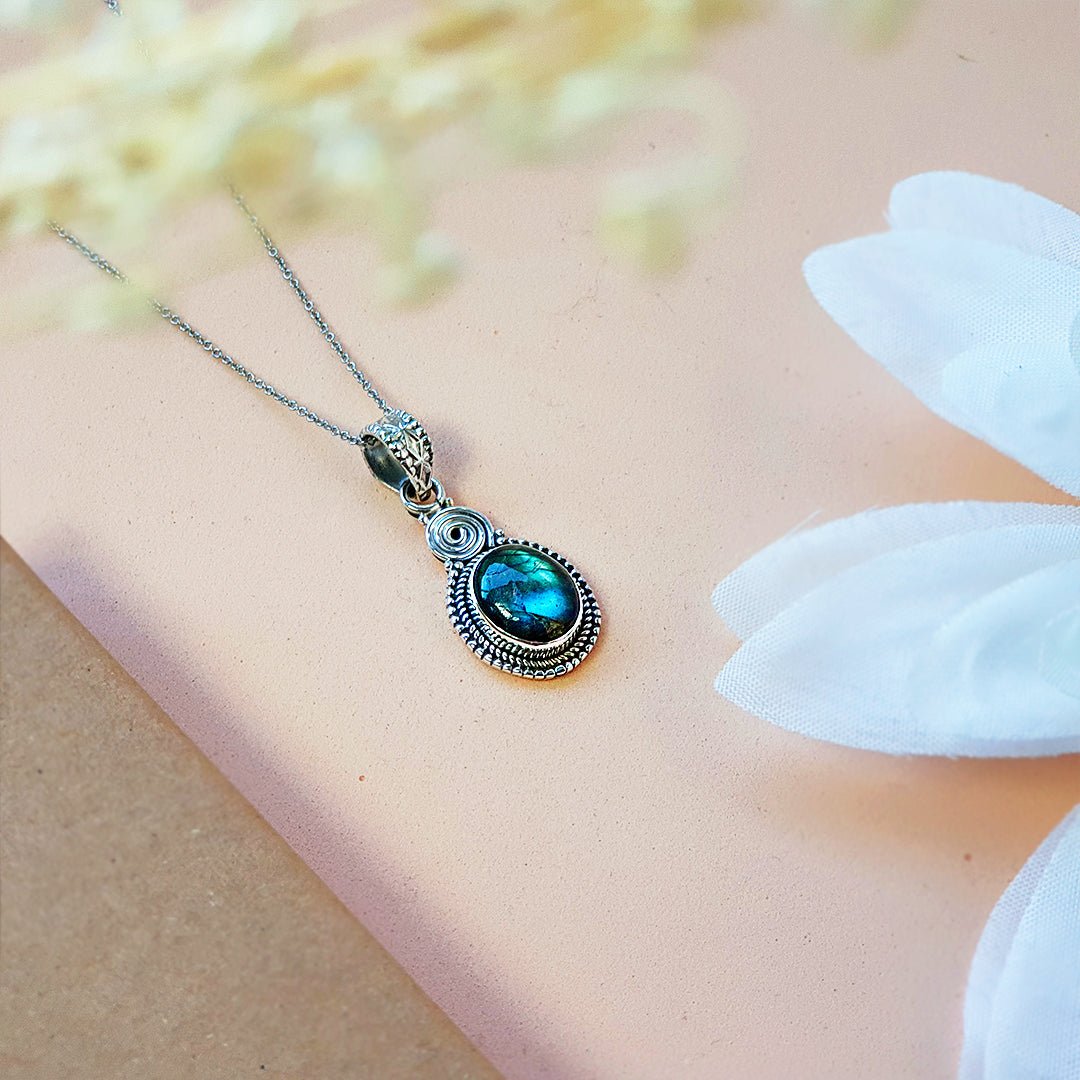 Colgante de plata de ley 925 con espiral de labradorita ovalada, joya elegante y natural de Mystical Tienda.