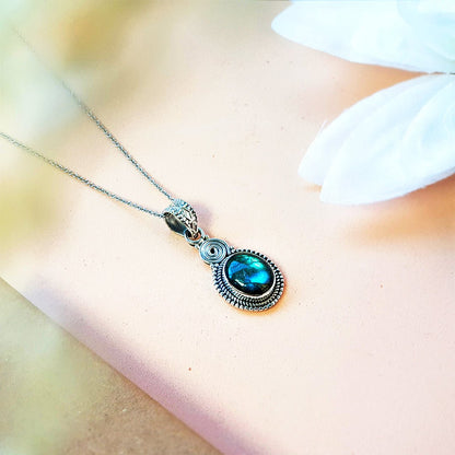 Colgante de plata de ley 925 con espiral de labradorita en forma oval, joya elegante y natural.