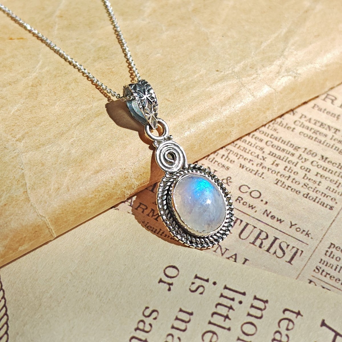 Colgante de plata de ley 925 con piedra de luna en forma ovalada, diseño espiral, de Mystical Tienda.