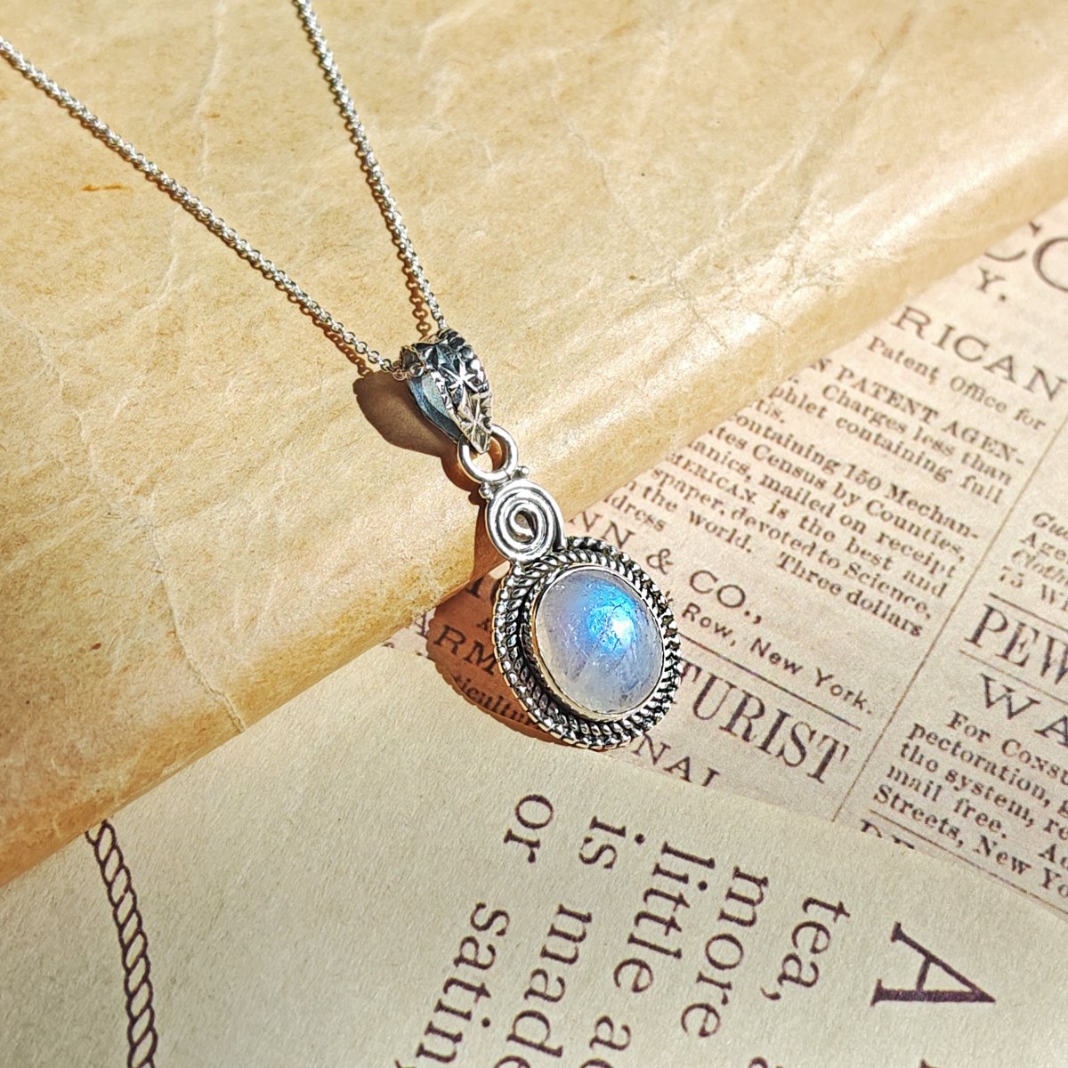 Colgante de plata de ley 925 con piedra de luna en forma ovalada, diseño espiral, hecho por Mystical Tienda.