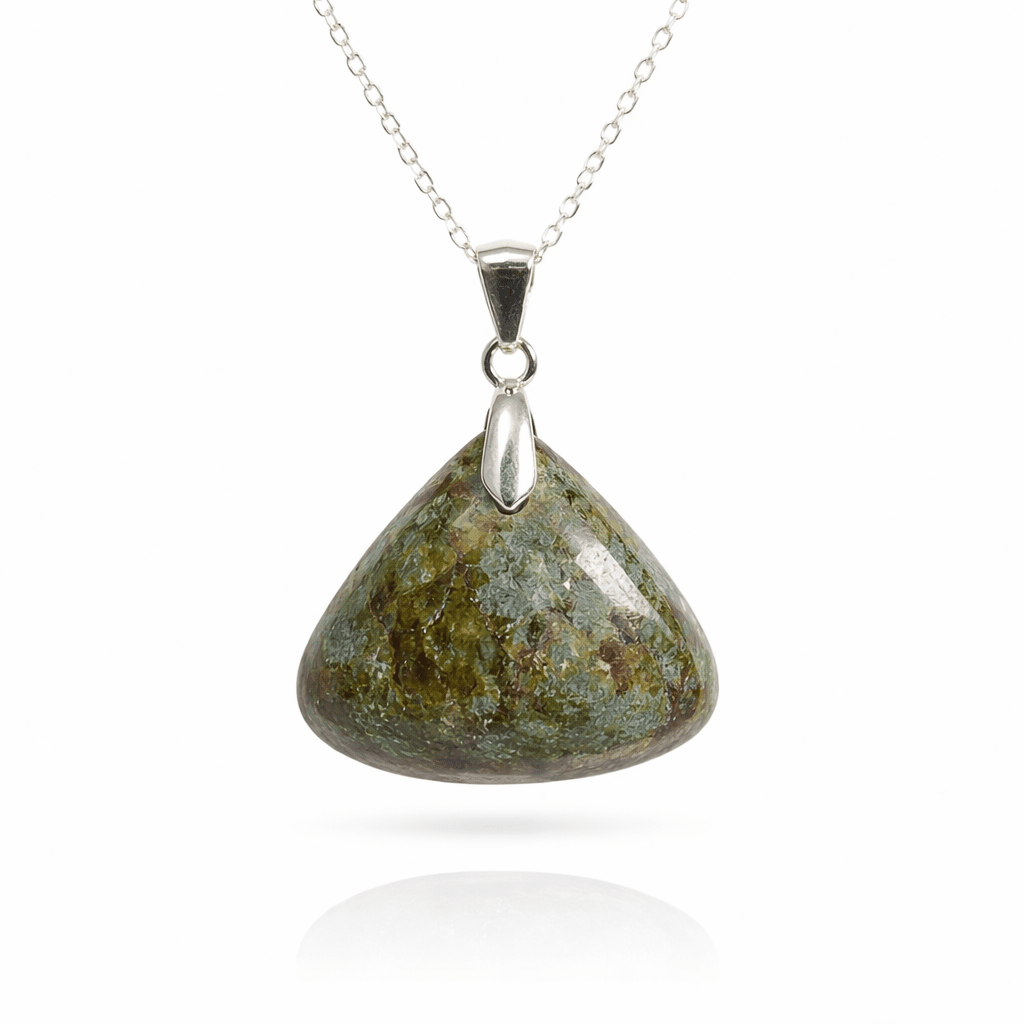 Colgante de piedra de dragón y plata de ley 925, diseño detallado en collar de plata, joyería mística y elegante.