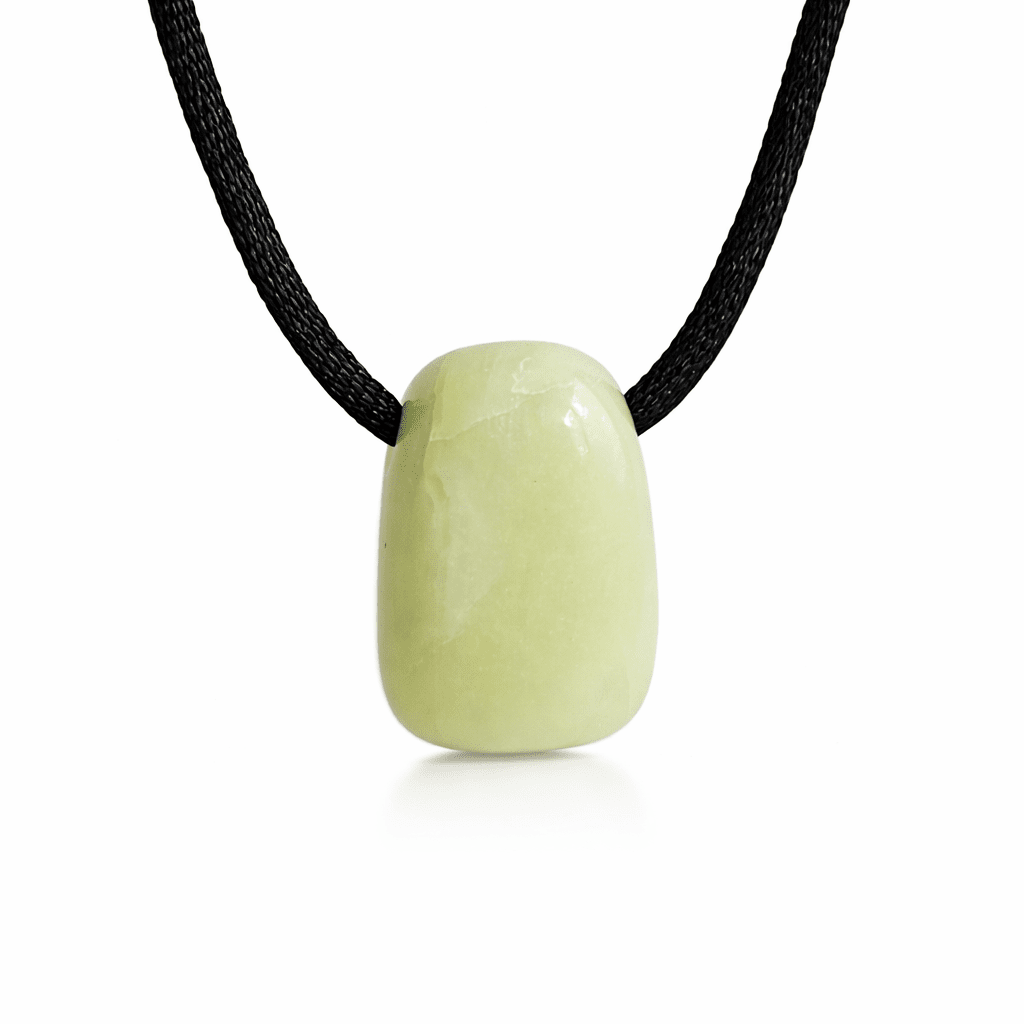 Colgante de mineral jade rodado con agujero, accesorio de joyería natural y elegante.