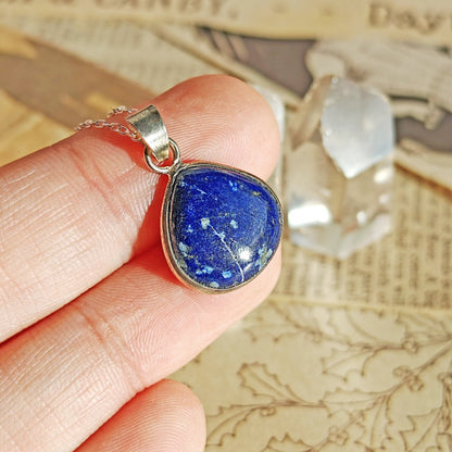 Colgante Sedna de Lapislázuli y Plata de Ley 925, joya elegante con piedra azul y diseño artesanal, para lucir con estilo.