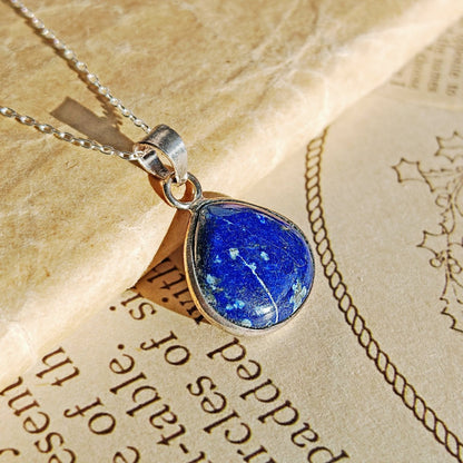 Colgante Sedna de lapislázuli y plata de ley 925, joya artesanal con diseño elegante y detalles en piedra azul y plata brillante.