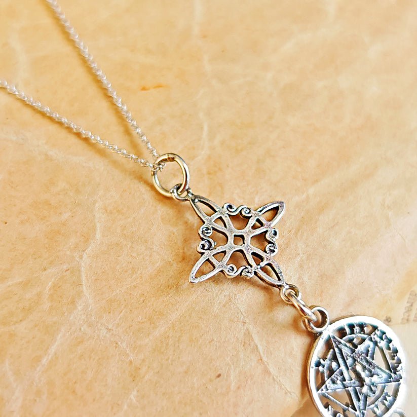Colgante Triple Protector S925: Nudo de Bruja, Tetragramatón y San Benito