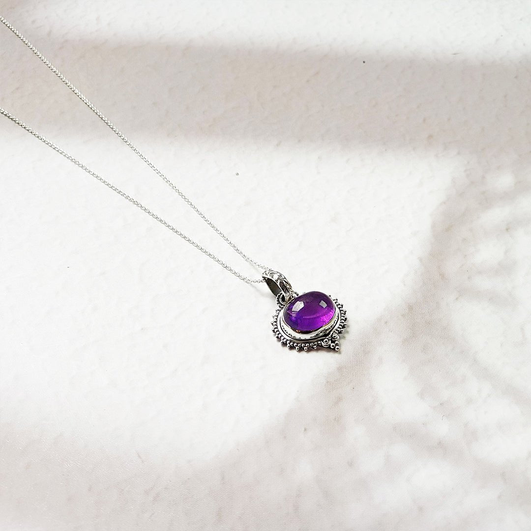 Colgante Amisha de plata de ley 925 con amatista, diseñado por Mystical Tienda, mostrando el collar con piedra preciosa.