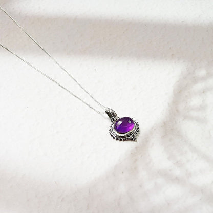 Colgante Amisha de plata de ley 925 con amatista, diseñado por Mystical Tienda, mostrando el collar con piedra preciosa.