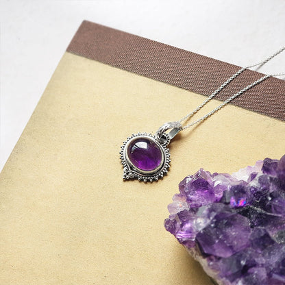 Colgante de plata de ley 925 con amatista en diseño elegante, ideal para accesorios de joyería de Mystical Tienda.