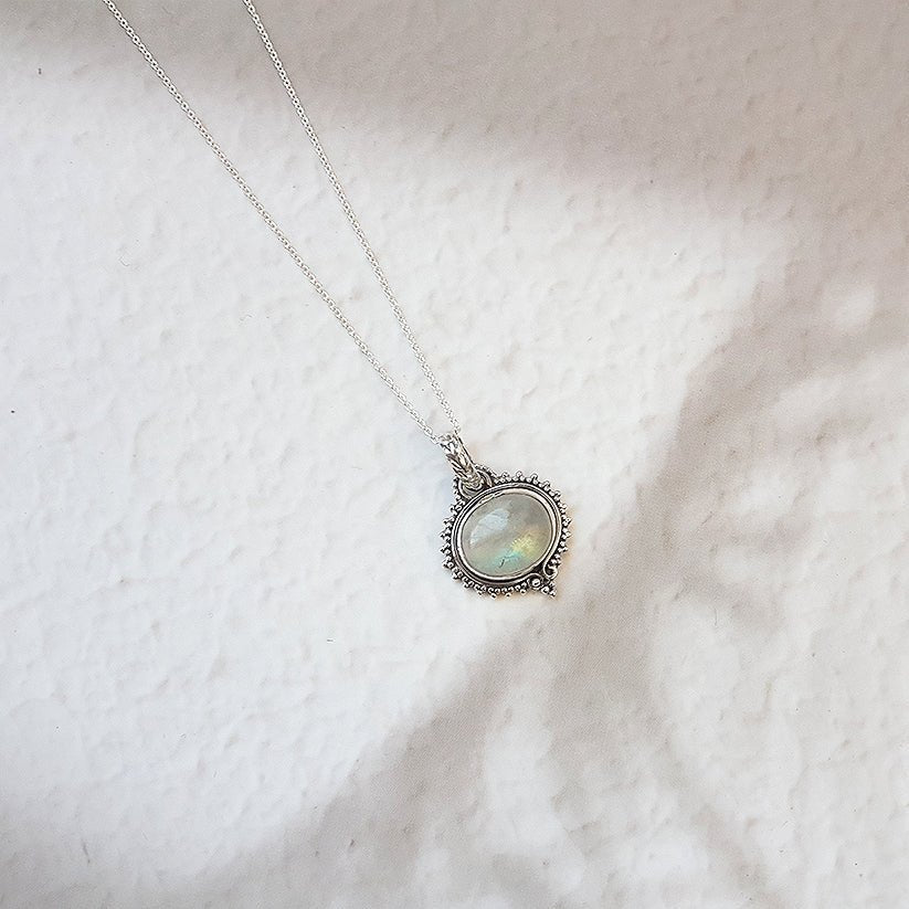 Colgante de plata de ley 925 con piedra de luna, estilo elegante y delicado, ideal como accesorio misterioso y brillante