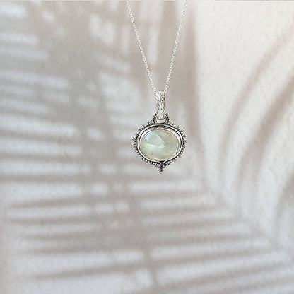 Colgante Amisha de piedra de luna y plata de ley 925, joya elegante con diseño delicado y acabado brillante.