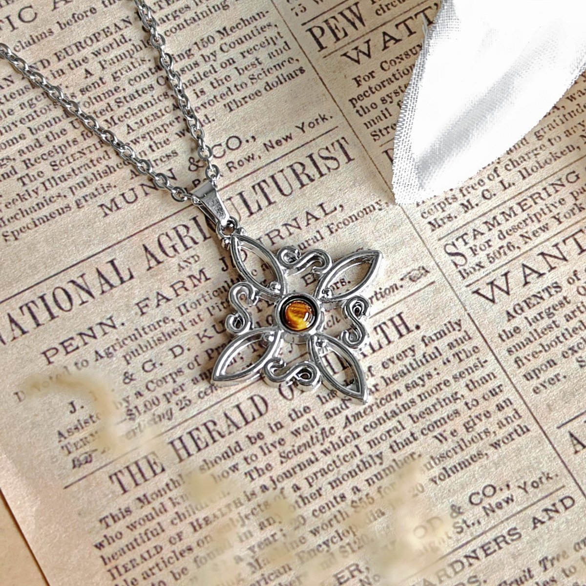 Collar Nudo de Bruja Acero Inox. con Ojo de Tigre