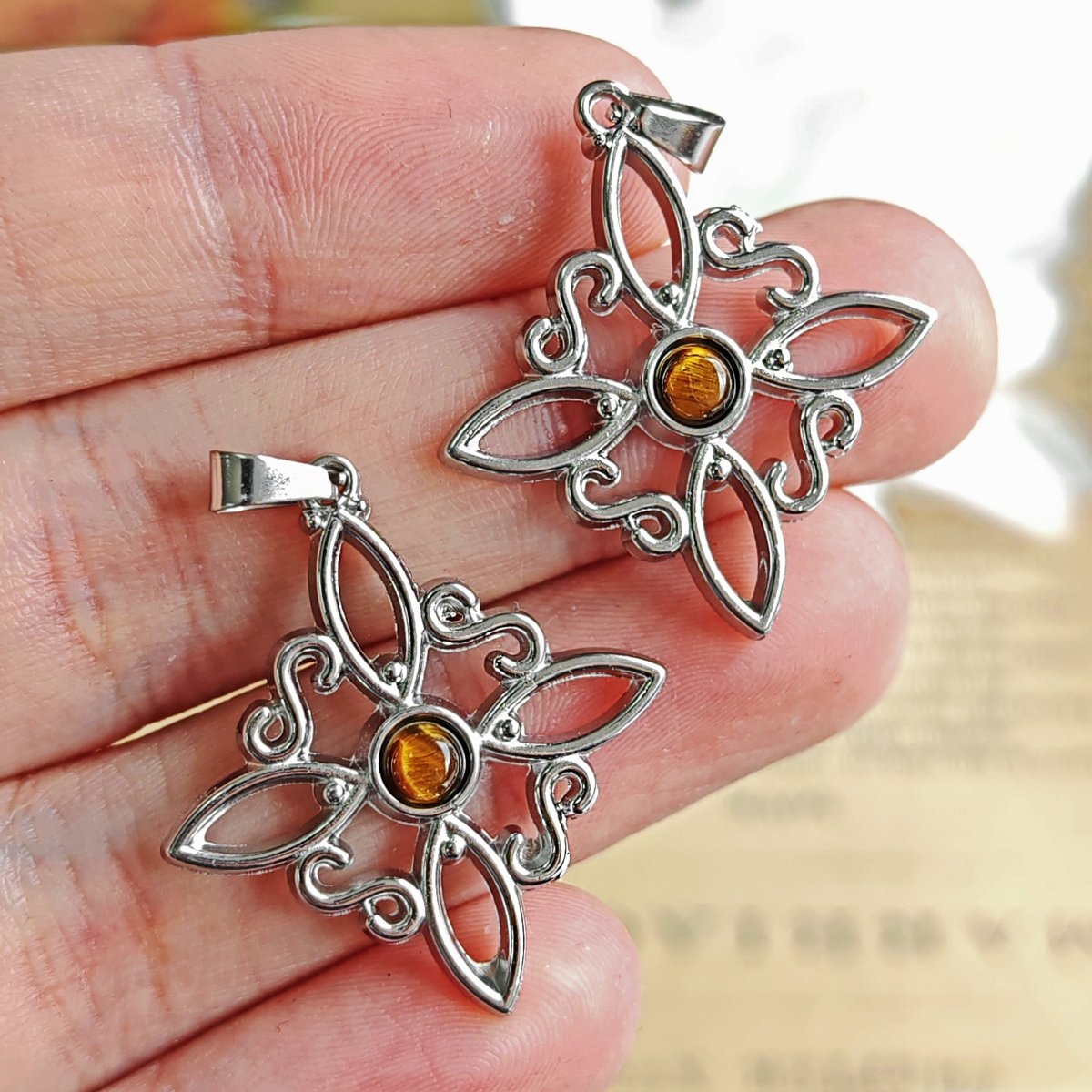 Collar Nudo de Bruja Acero Inox. con Ojo de Tigre