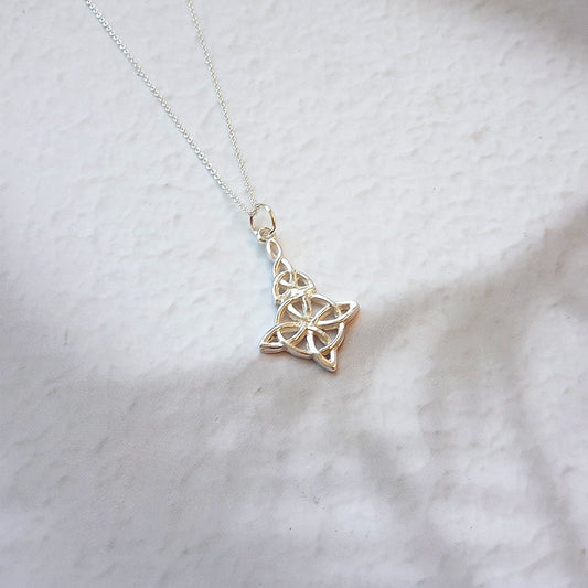 Colgante Largo Nudo de Bruja y Triqueta en Plata de Ley 925