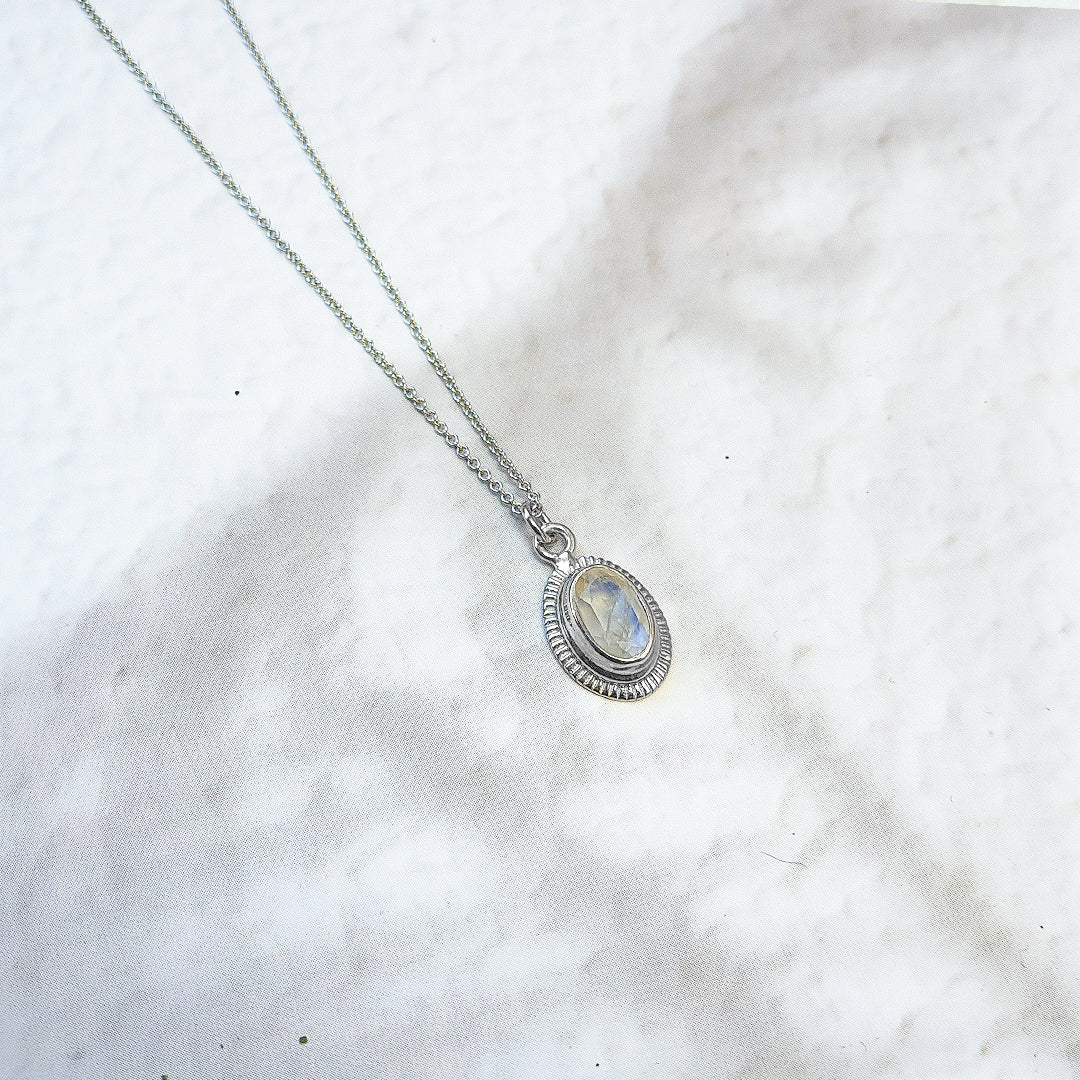 Collar Ovale Piedra de Luna - Plata de Ley 925