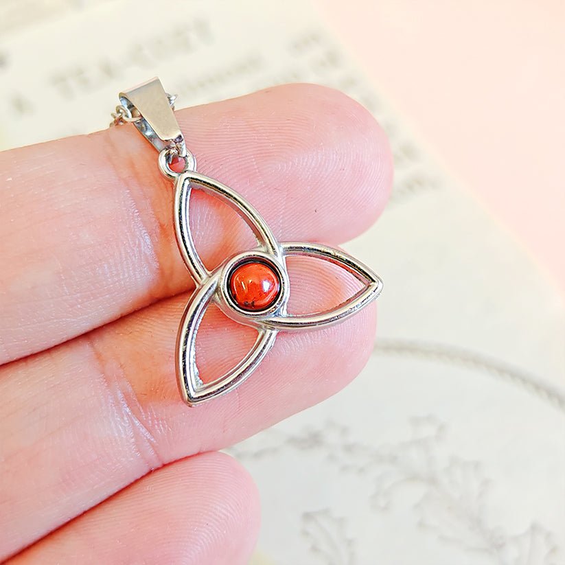 Collar Triqueta Jaspe Rojo - Acero Inoxidable