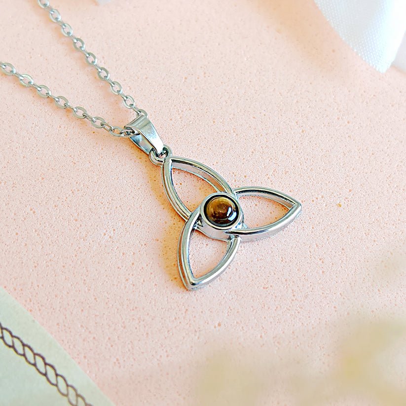 Collar Triqueta Ojo de Tigre - Acero Inoxidable