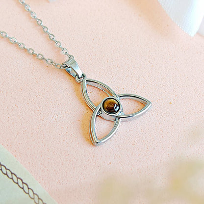 Collar Triqueta Ojo de Tigre - Acero Inoxidable