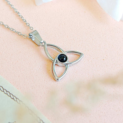 Collar Triqueta Ónix - Acero Inoxidable