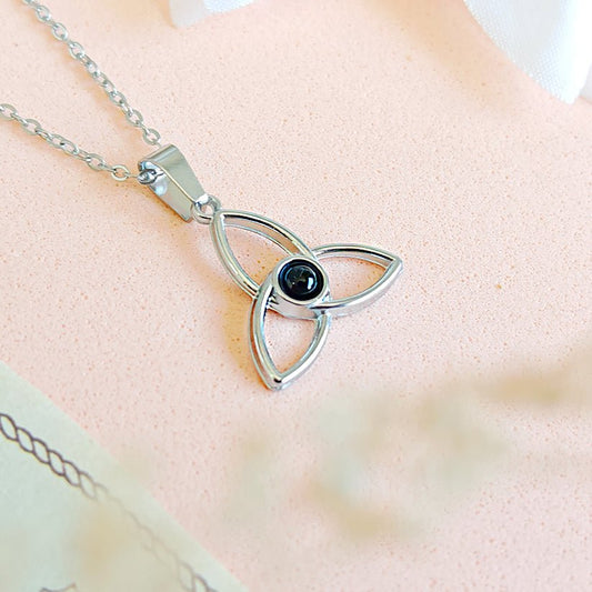 Collar Triqueta Ónix - Acero Inoxidable