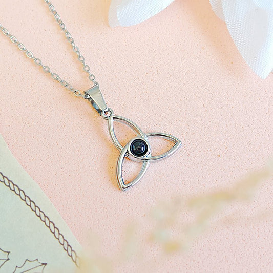 Collar Triqueta Ónix - Acero Inoxidable