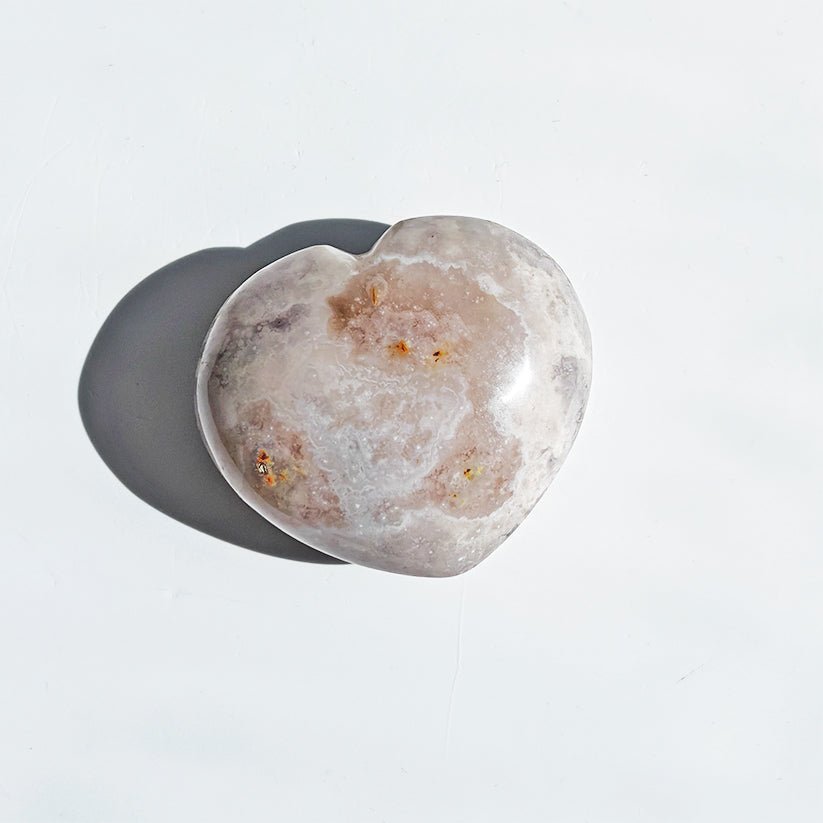 Corazón de ágata Sakura, figura geométrica decorativa de piedra natural, de la marca Mystical Tienda, muestra detalles de la piedra.