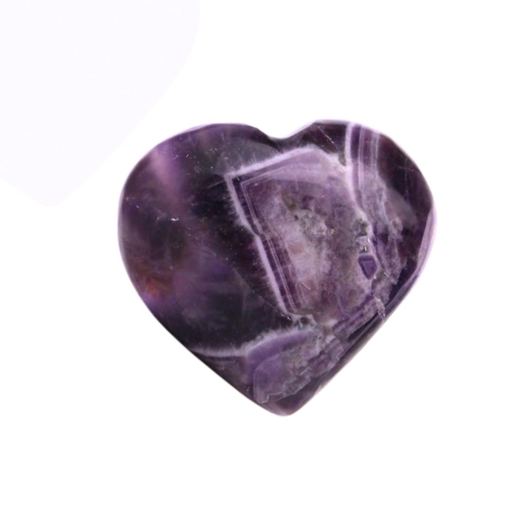 Corazón de amatista en figura geométrica, cristal púrpura con detalles facetados, símbolo de energía y espiritualidad.