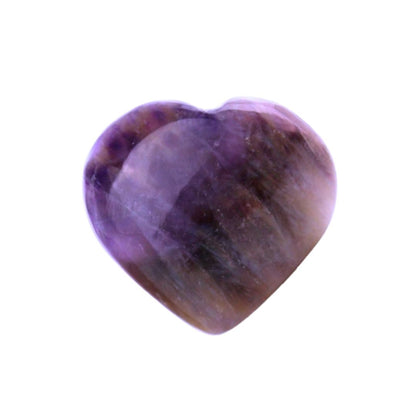 Figura geométrica de corazón de amatista de la marca Mystical Tienda, mostrando la piedra morada y su forma artística.
