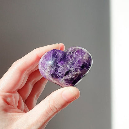 Corazón de amatista en forma geométrica, pieza decorativa de la marca Mystical Tienda, muestra detalles de la piedra púrpura.