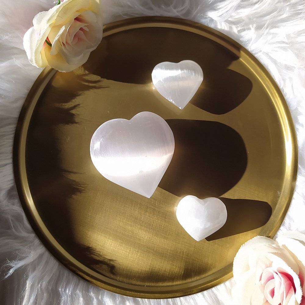 Corazón de selenita, figura geométrica transparente con brillo suave, diseñado por Mystical Tienda para decoración y energía positiva.