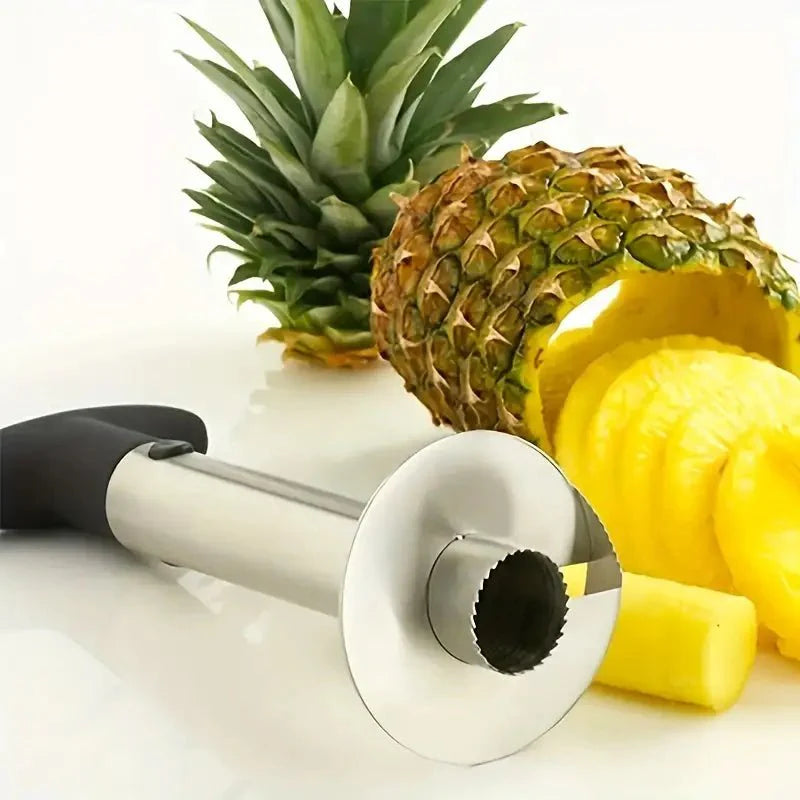 Cortador de piña en acero inoxidable innovagizmo, herramienta para cortar piñas fácilmente y de manera segura.