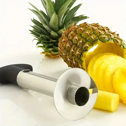 Cortador de piña en acero inoxidable innovagizmo, herramienta para cortar piñas fácilmente y de manera segura.