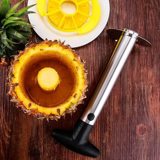 Cortador de piña en acero inoxidable de la marca innovagizmo, con mango ergonómico y hoja afilada para preparar piñas fácilmente.