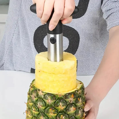 Cortador de piña de acero inoxidable innovagizmo, muestra la herramienta con hoja afilada y mango ergonómico para preparar piñas fácil