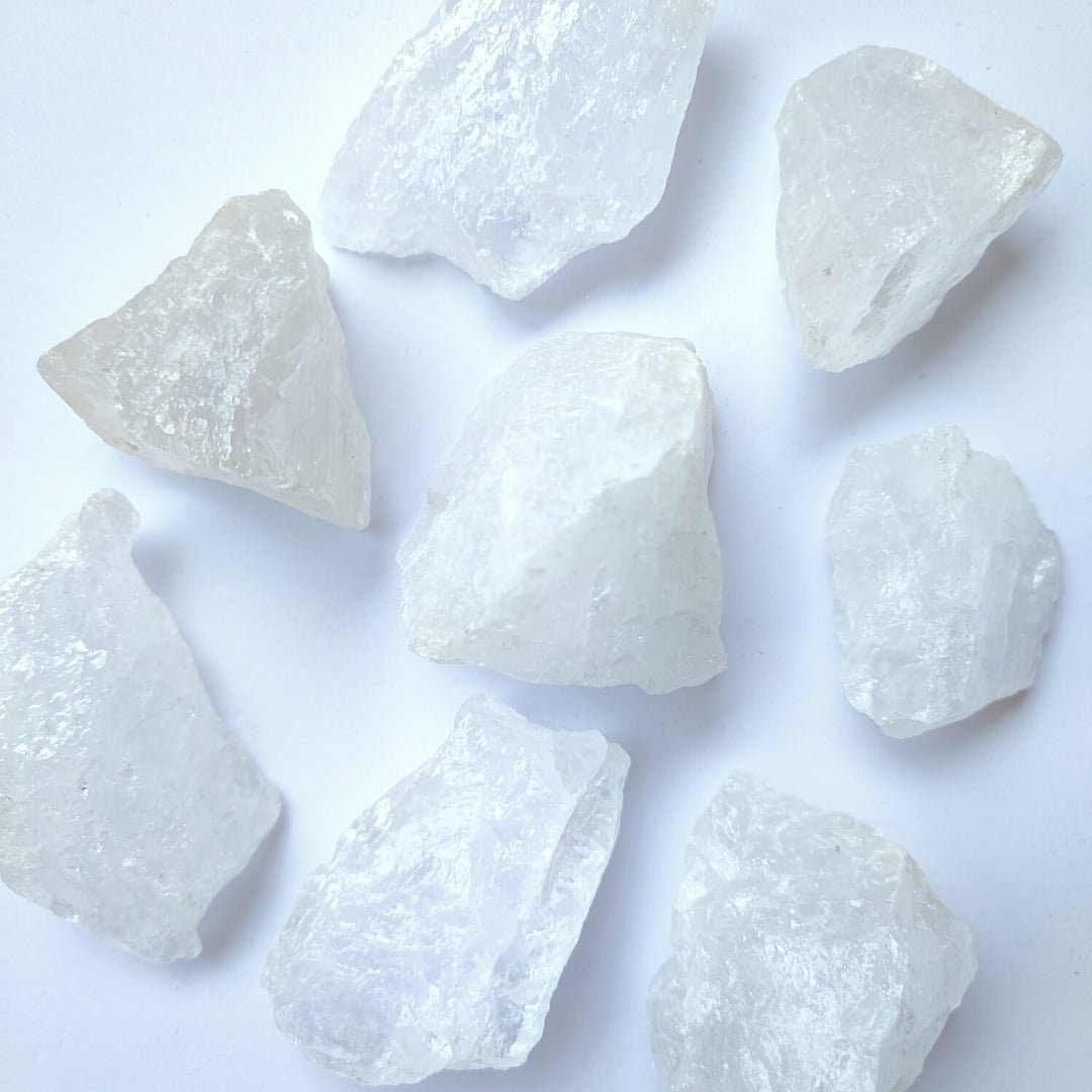 Cuarzo Blanco en bruto de Mystical Tienda, piedra natural sin pulir con textura rugosa y forma irregular.