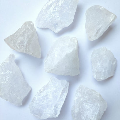 Cuarzo Blanco en bruto de Mystical Tienda, piedra natural sin pulir con textura rugosa y forma irregular.