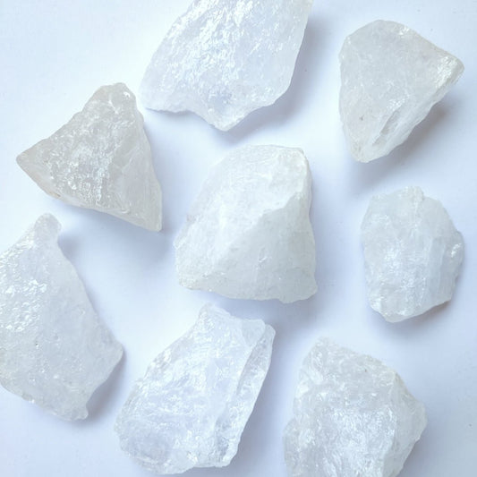 Cuarzo Blanco en bruto de Mystical Tienda, piedra natural sin pulir con textura rugosa y forma irregular.