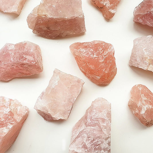 Cuarzo rosa en bruto de Mystical Tienda, piedra natural sin pulir, con forma irregular y color rosado suave.