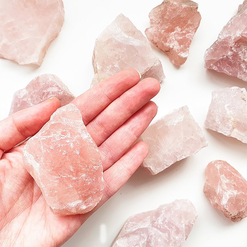 Cuarzo Rosa en bruto de Mystical Tienda, piedra natural sin pulir con cristales rosados y forma irregular.
