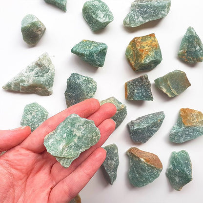 Cuarzo verde en bruto de Mystical Tienda, muestra rocas naturales y cristales sin pulir en tonos verdes vibrantes