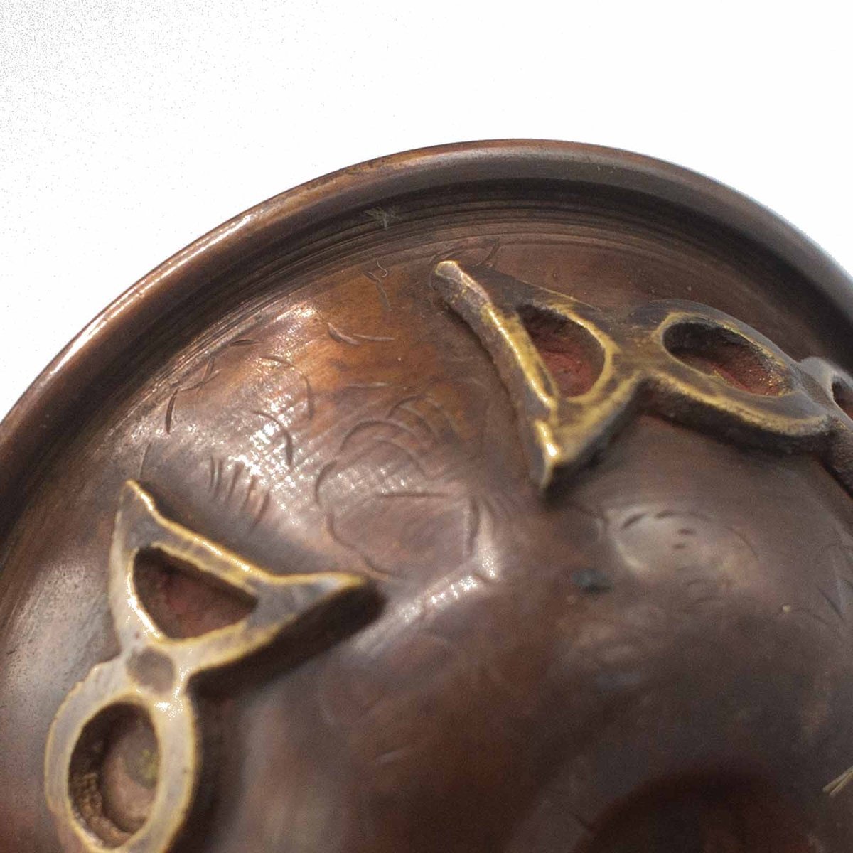 Incensario de cobre triple con diseño de luna, ideal para rituales y decoración espiritual, de la marca Mystical Tienda.