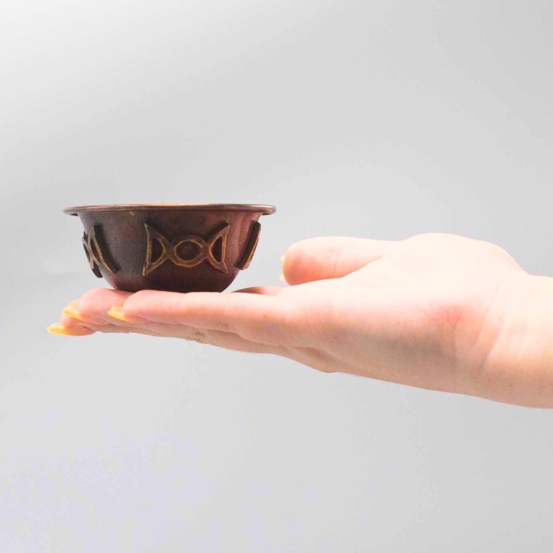Incensario de cobre triple con diseño de luna, ideal para rituales y ceremonias, de la marca Mystical Tienda.