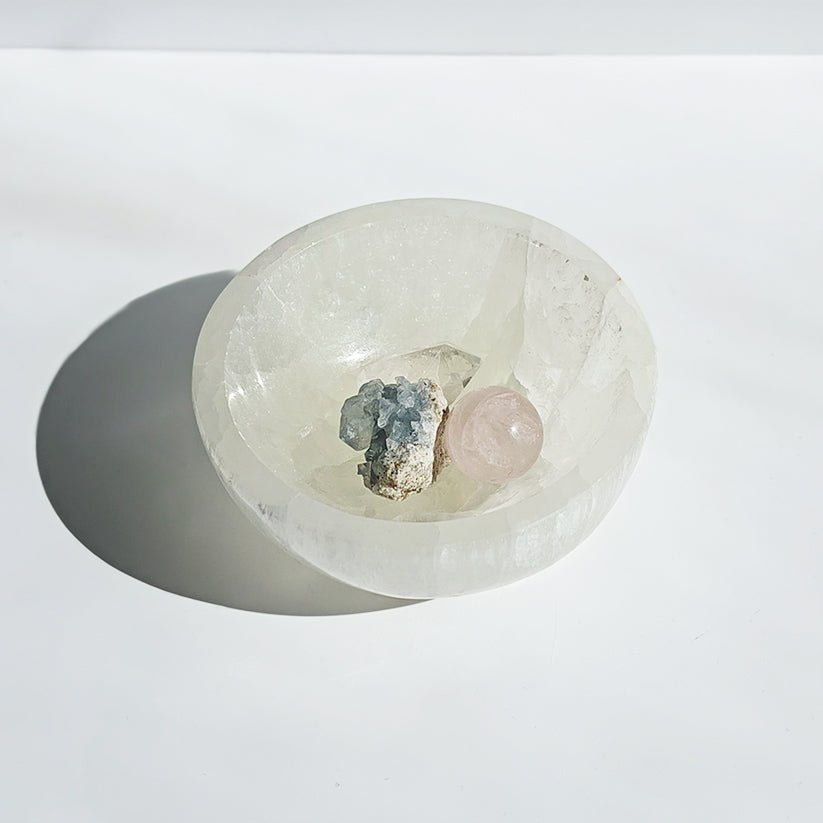 Cuenco de selenita para altar, con acabado natural y transparente, ideal para rituales y meditaciones espirituales.