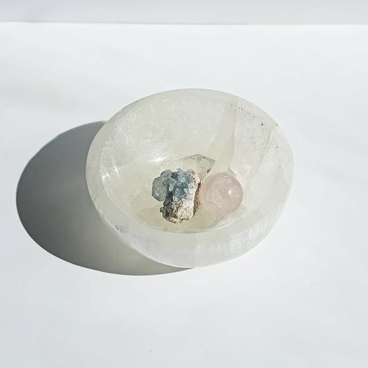 Cuenco de selenita para altar, con acabado natural y transparente, ideal para rituales y meditaciones espirituales.