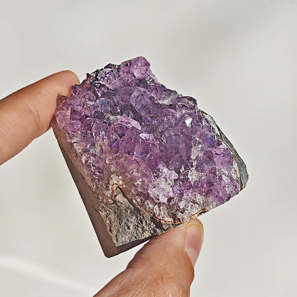 Drusa de amatista con base plana de cristal púrpura, muestra detalles de cristales y superficie lisa, de Mystical Tienda.