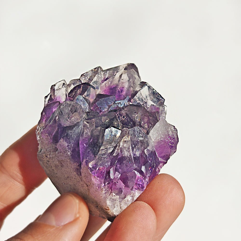 Drusa de amatista con base plana de la marca Mystical Tienda, muestra cristales violetas y estructura natural en la imagen.